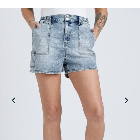 Women's High Rise Elastic Waist Utility Jean Shortie: Size “8” (NWT) LIGHT WASH - Picture 1 of 6